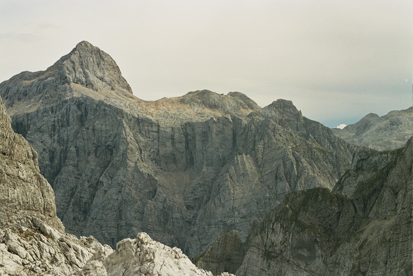 Potężny szczyt góry Triglav i jego wysoka na 1000 metrów północna ściana